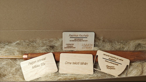 Puukortti kaiverruksella